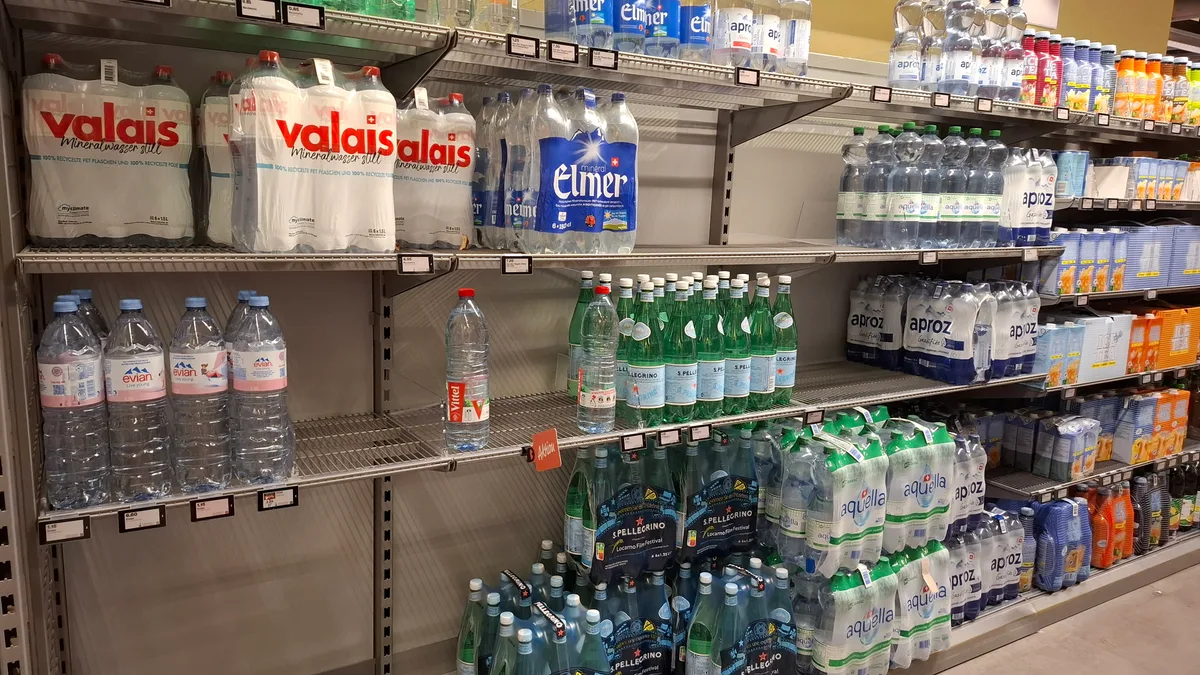 Das Regal mit Wasserflaschen ist gezeichnet von grossen Lücken. Die Menschen kauften viel Wasser bei Getränkehändlern.